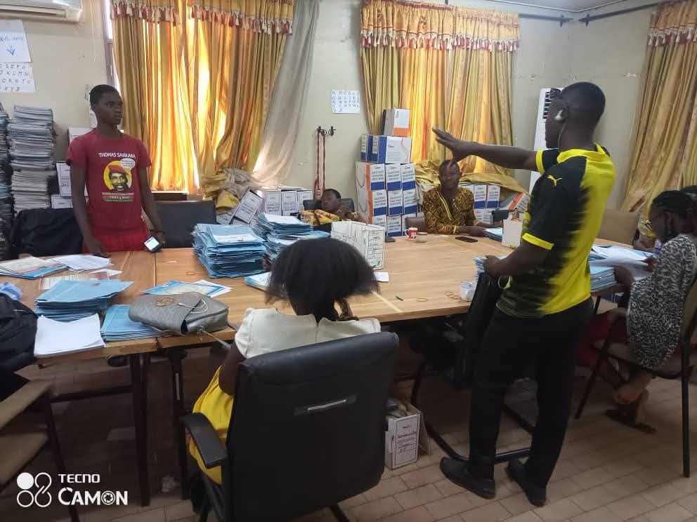 Archiviste dans un magasin de conservation